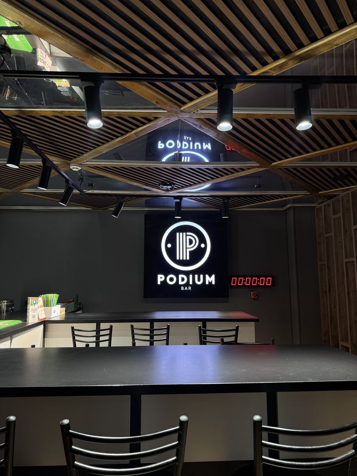 Podium маңдайшасы бар бар аймағы