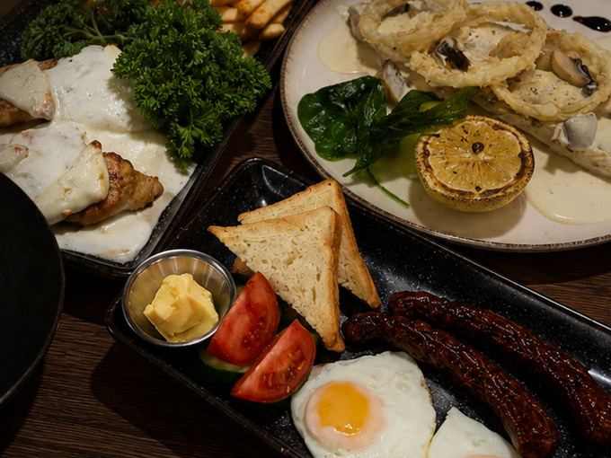 Podium Bar үстеліндегі ыстық тағамдар мен таңғы ас
