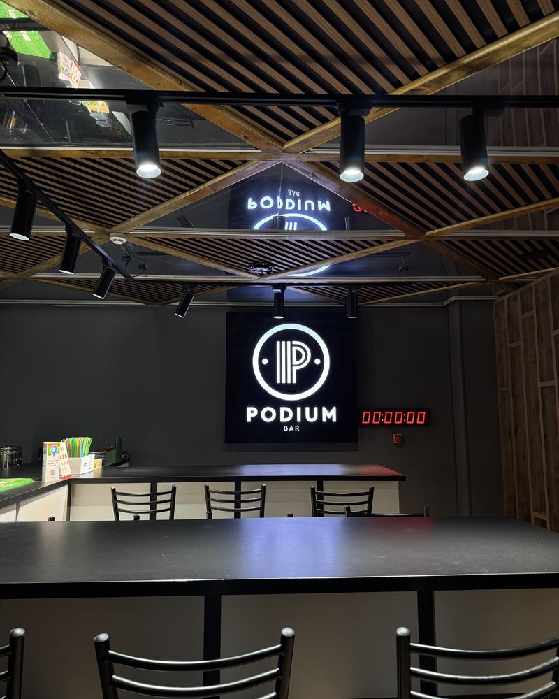 Жарықты маңдайшасы бар Podium Bar залы